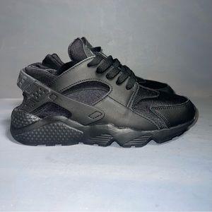Nike Air Huarache Triple Black Athletic Shoes DH4439-001 Women’s Size 8 NEW